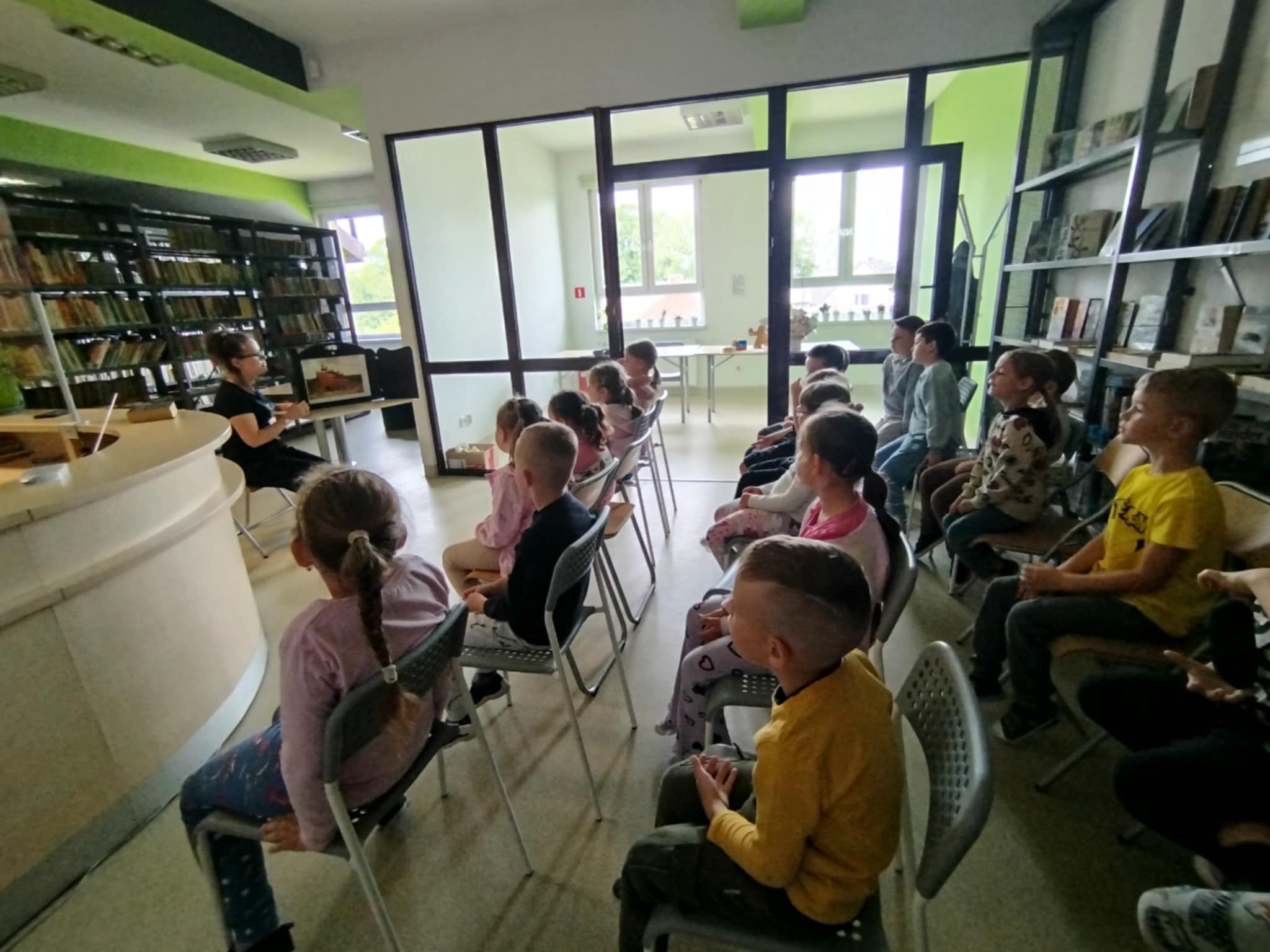 SMOCZA PRZYGODA „BYSTRZAKÓW” W BIBLIOTECE!